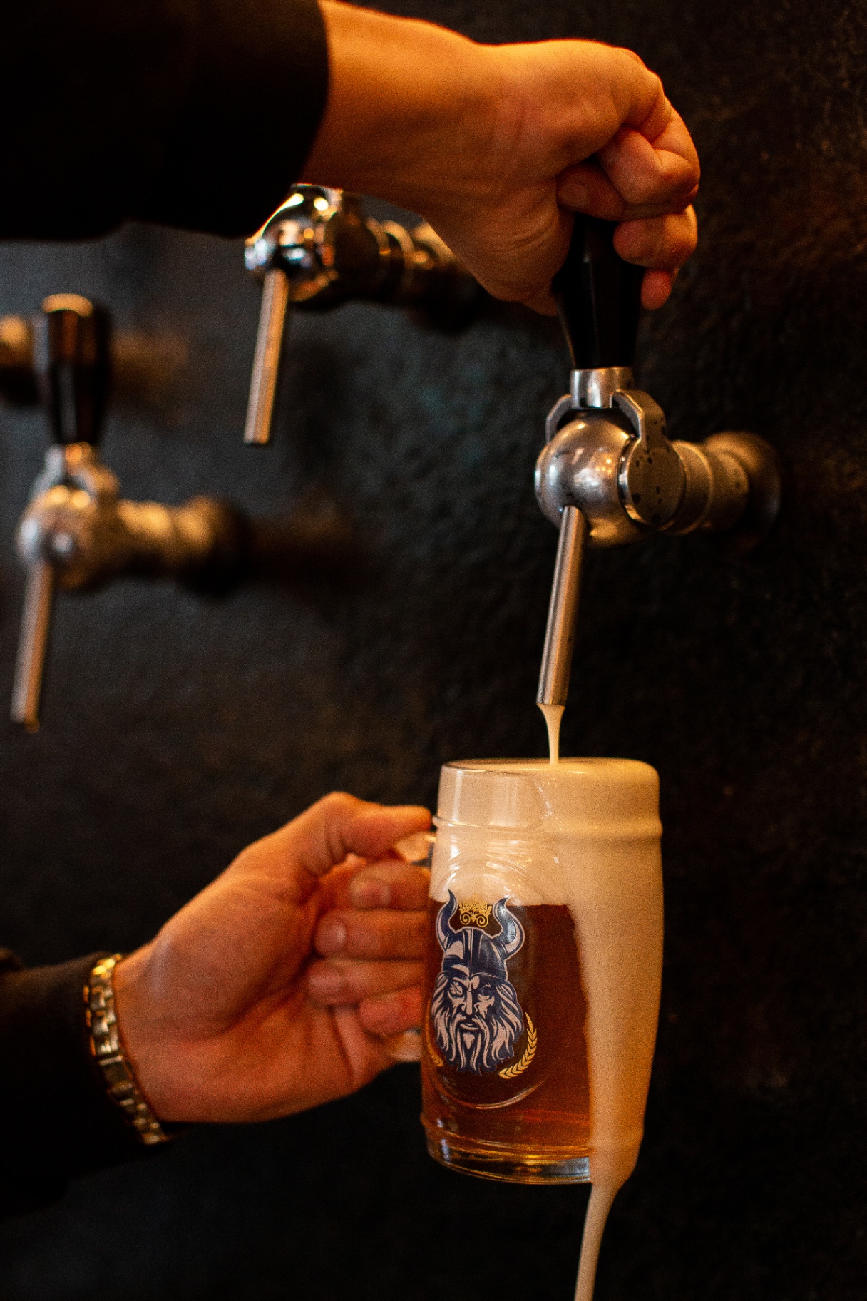 Chopp artesanal Odin sendo tirado